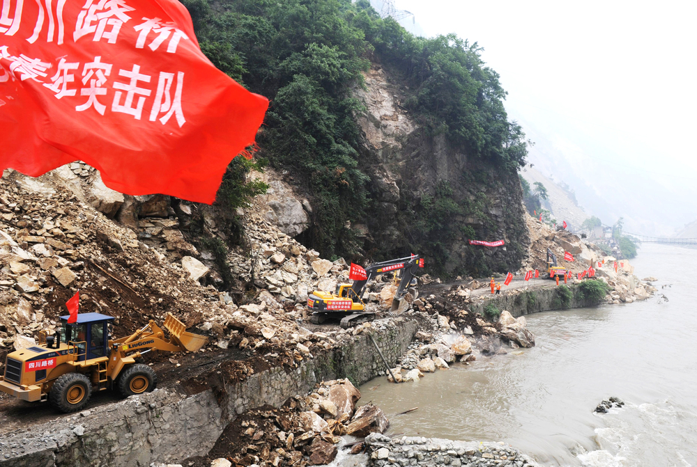 “5.12”汶川大地震后，四川路橋搶險隊全力搶通都汶公路.JPG