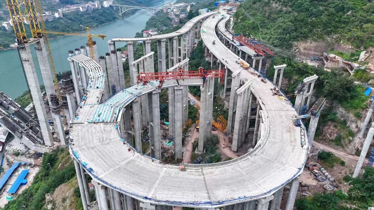全國(guó)首例！架橋機(jī)劃出42m超小半徑完美曲線