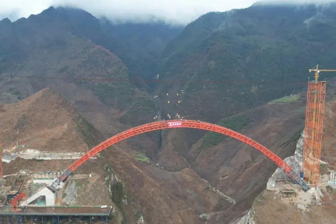 媒體關(guān)注 | “V”型深谷現(xiàn)“彩虹”！宜攀高速上烏角特大橋主拱圈順利合龍