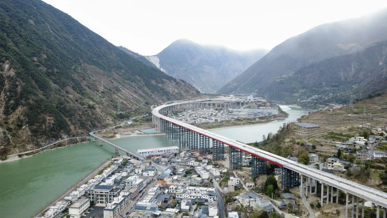 媒體關(guān)注 | 在58米高空推出一座大橋！ 瀘石高速公路得妥特大橋?qū)崿F(xiàn)雙幅貫通